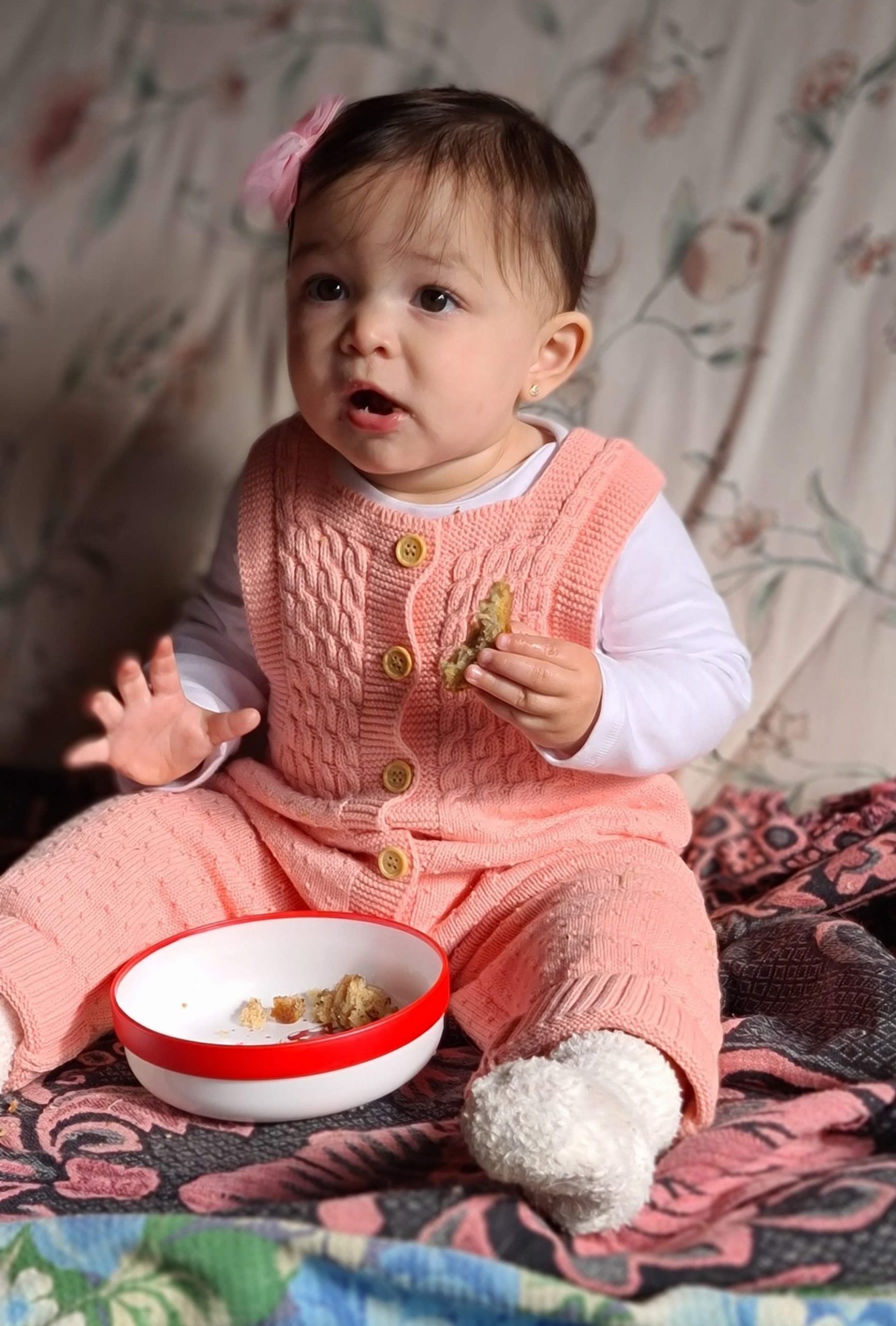 אמה אוכלת עוגה