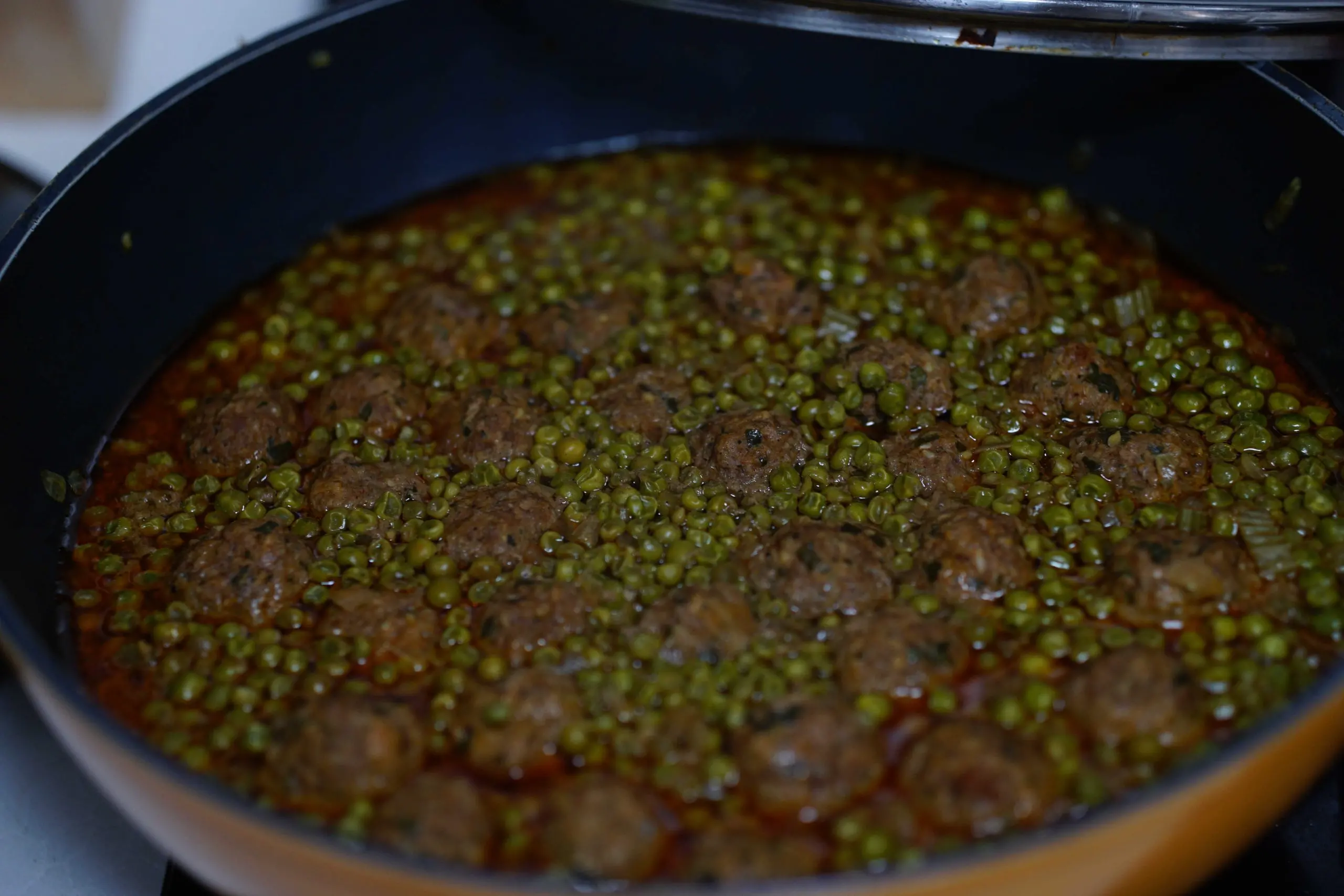 קציצות בקר עם אפונה ברוטב