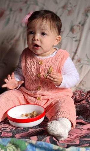 אמה אוכלת עוגה אמה אוכלת עוגה